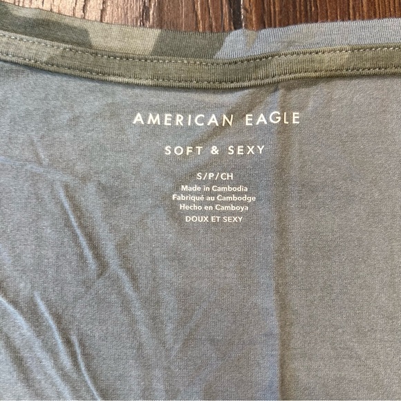 American Eagle, soft and sexy camo V-neck tee SZ SM - Picture 3 of 4